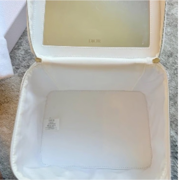 Dior make up bag with bonus gifts. - Picture 7 of 7